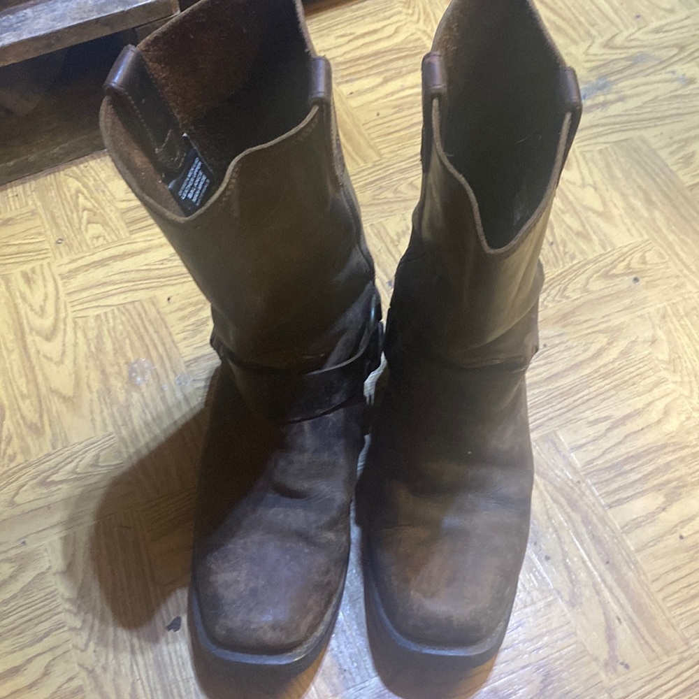 Selling a pair of dingo cowboy boots they never get war